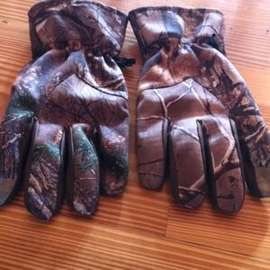 Camo gloves.